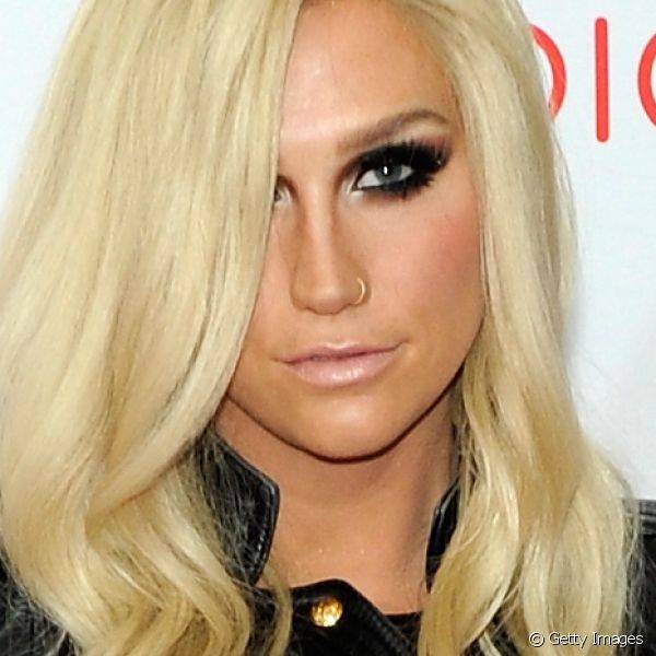 Olhos esfumados mais alongados com cor escura também entra nas escolhas da cantora Kesha
